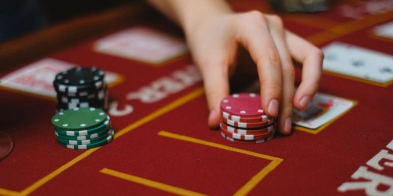 Những bước cơ bản trong một ván đấu ngũ linh Blackjack