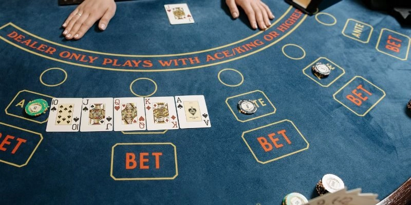 Blackjack Ngũ Linh - Khám Phá Mẹo Chinh Phục Mọi Ván Bài 1 Sự khác biệt giữa Blackjack Ngũ Linh và Blackjack truyền thống